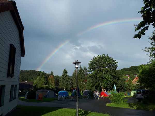 Begrüßung im Kapellchen. Draußen erst ein kurzer aber heftiger Regenschauer, dann ein wunderschöner Regenbogen